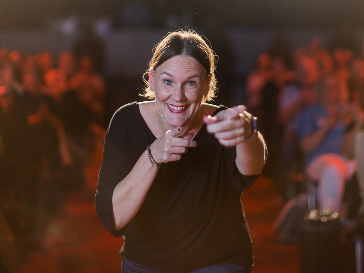 Laura Gintar zeigt lachend ins Publikum