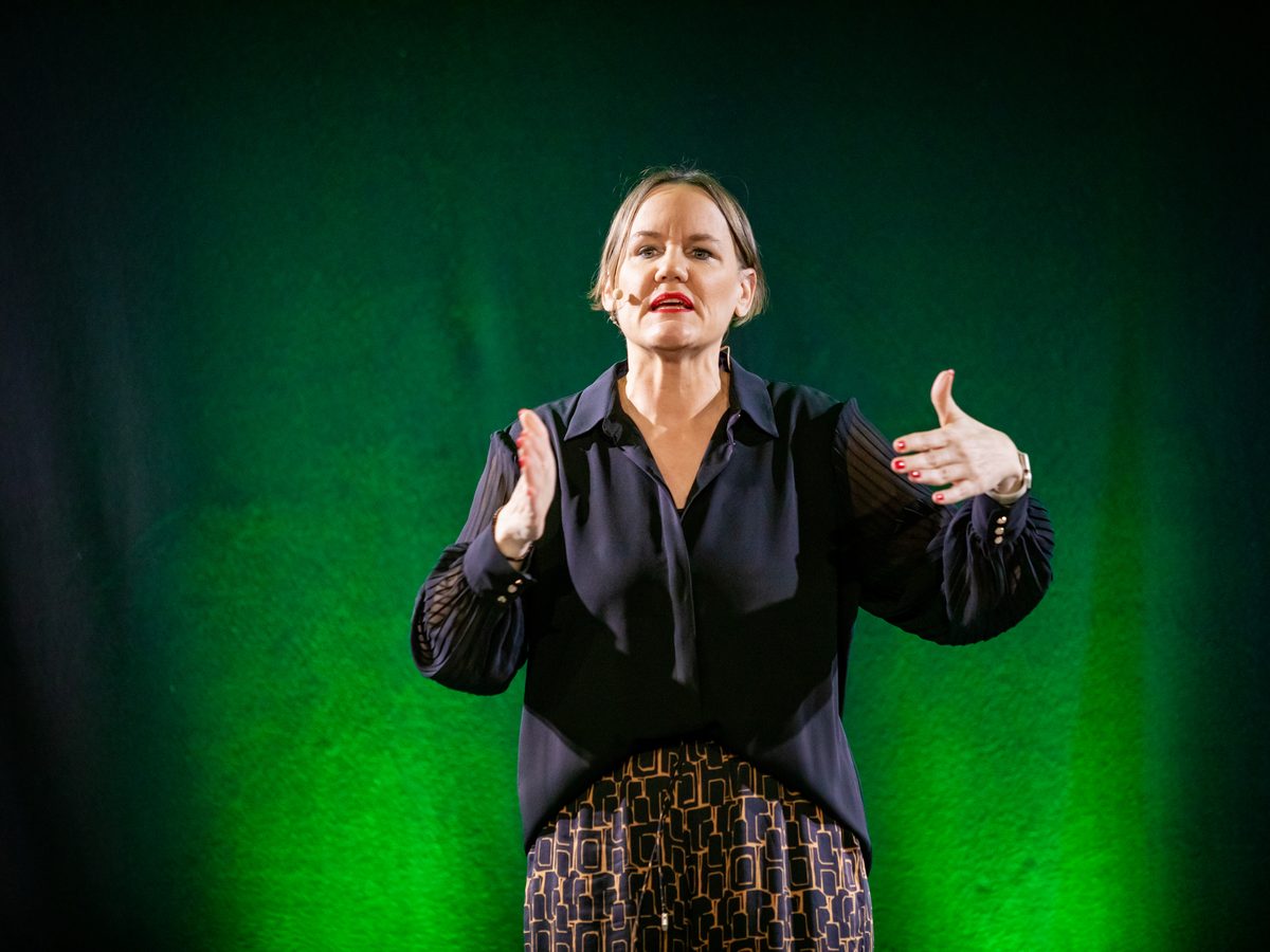 Laura Gintar gestikuliert w&auml;hrend eines Vortrags