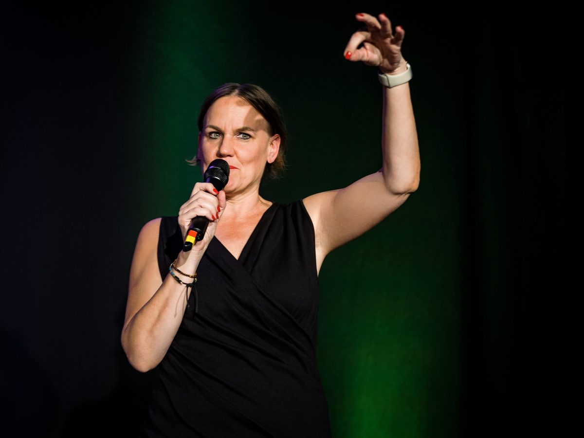 Laura Gintar mit Mikrofon auf der B&uuml;hne
